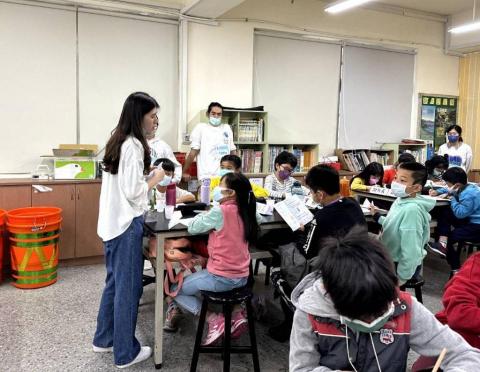 陳歆 - 在課堂中行間巡視，與學生對話。