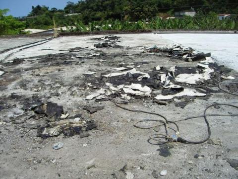 宅全修抓漏/防水/泥水房屋修繕團隊 - 屋頂PU老舊漏水 : 打除老舊PU,施做屋頂防水隔熱 宅全修抓漏/防水/泥水房屋修繕團隊 - 屋頂PU老舊漏水 : 打除老舊PU,施做屋頂防水隔熱