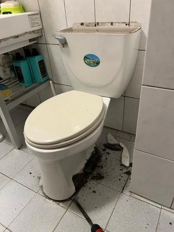 居家抓漏。水電冷氣。專業團隊 - 馬桶更新前