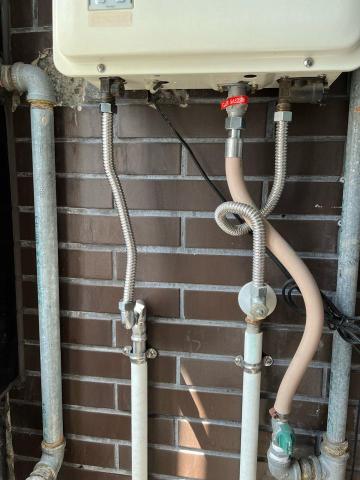 居家抓漏。水電冷氣。專業團隊 - 熱水器改管