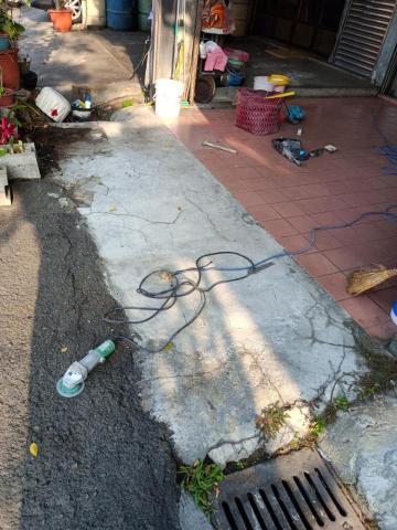 大台中居家修改小工程 - 斜坡施工前地面膨共龜裂 大台中居家修改小工程 - 斜坡施工前地面膨共龜裂