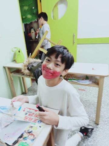 王鈺函 - 以前教過的學生 和學生感情很好 都還有在聯絡 重視孩子快樂學習 不會像老一輩那樣拘束或打罵