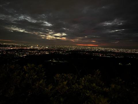 夜羽暮 - 這是在望高寮，在摩托車能上的高度上，萬家燈火與火紅夕陽，像是某處被圈照