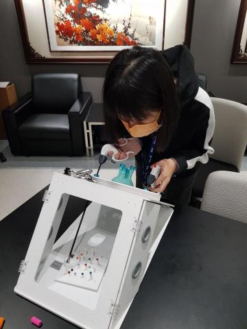 林羿婷 - 這是參加營隊，模擬腹腔鏡手術的照片