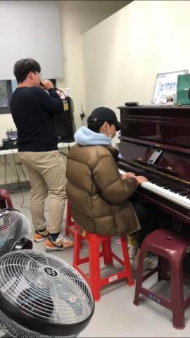 簡仲威 - 大學流行音樂社團練團時!