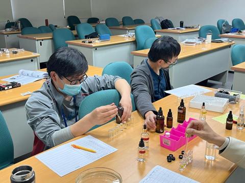 孟慶恩 - 擔任物理手作營助教