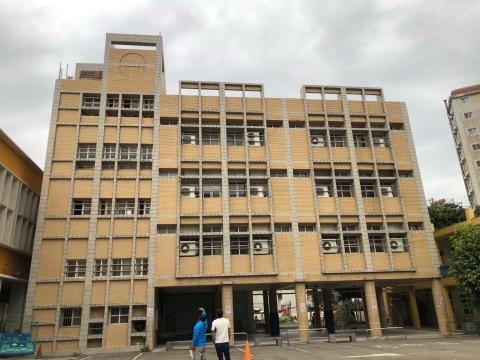 冠盛企業社 - 學校外牆拉皮（施工前）