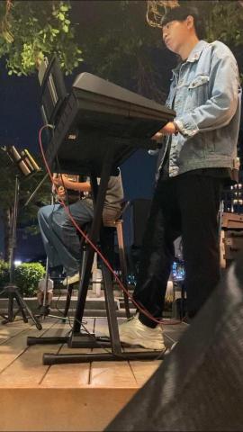 簡仲威 - 受戶外酒吧駐唱所邀請 擔任KB鍵盤手!