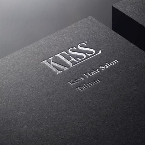 人間火設計 - KESS SALON / 凱斯

位於台南市新營區的美髮沙龍，老闆年輕有想法且有自己堅持的美學理念，團隊也都年紀相仿，可以說是各個年輕有為，用幹練的視覺結合簡約乾淨的室內設計空間，以及提供舒適且專業的服務，成功吸引自己的忠實客戶。

利用工作外的時間進修，是凱斯不斷成長的關鍵，這群年輕人正在用行動打造屬於自己的世界。