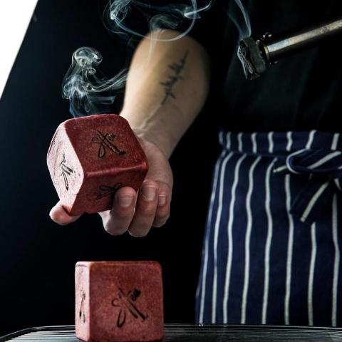 人間火設計 - Shen / 聖
@shen.cuisine

Shen為預約制義法餐酒館，負責人兼主廚年輕俊俏又風趣，合作期間我們的談話都很好笑，但這不會影響主廚專業的餐點呈現。

長年在海外餐廳擔任主廚，因緣際會歸國開設自己的餐飲品牌，餐點採用在地食材結合主廚自己的創意，在你的味覺資料庫內，可能找不到相同的滋味?