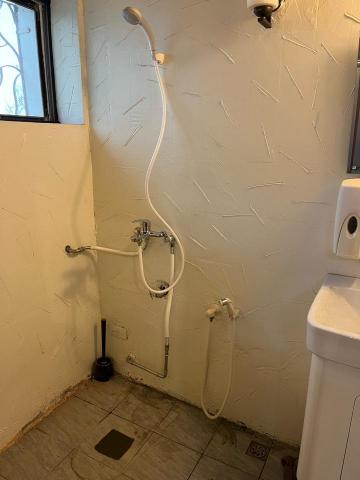信鎰水電 - 舊有馬桶拆除，改造成淋浴間