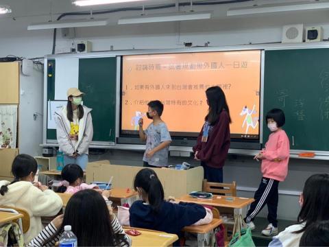 蔡依汝 - 請小朋友上台發表他的意見