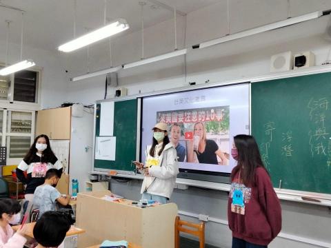 蔡依汝 - 跟小朋友講解文化的不同