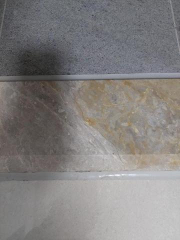 鴻杰石材美容 - 石材門檻斷裂施工前