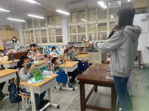 蔡依汝 - 教小朋友上課