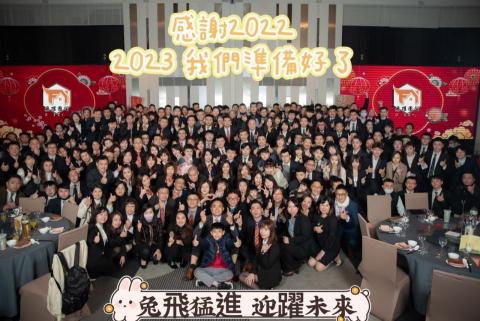侯裕仁 - 2023年尾牙大合照