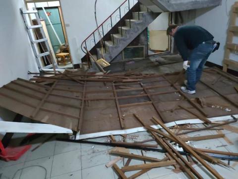 小陳 拆除 清運 油漆 自工價廉 - 天花板拆除工程