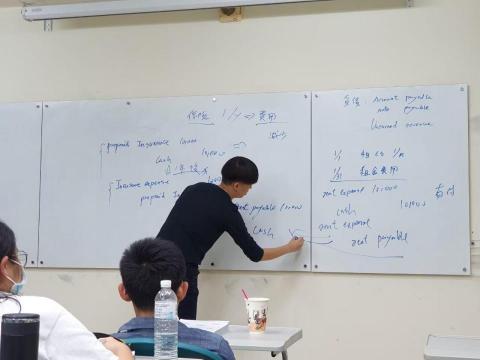 Kevin Huang - 擔任教學助理上台講課