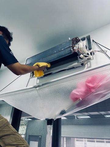 楊得志 - 冷氣清洗