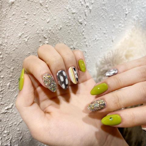 提供指甲光療機服務的專家林孟琪