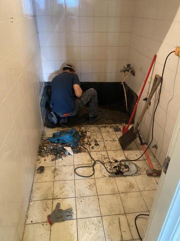 煜傑工程行 - 老浴缸漏水拆除 局部整修