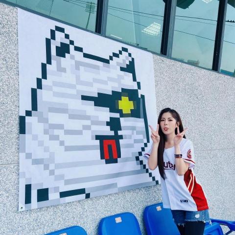 花璐設計 -  FOMO Dog Club  X 樂天桃猿，插畫作品與任容萱合影