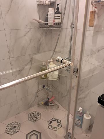 沈小姐 - 浴室地板玻璃透明度