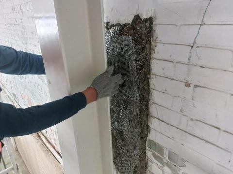 陳彥勳 - 柱結構裂縫打除後 epoxy塗佈及七厘石撒滿鋪設鋼網
後包覆碳纖增加柱體強度