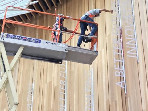 榮鑫居家水電維修 - 工研院高空安裝燈條