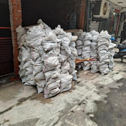 李季恩 - 垃圾搬運