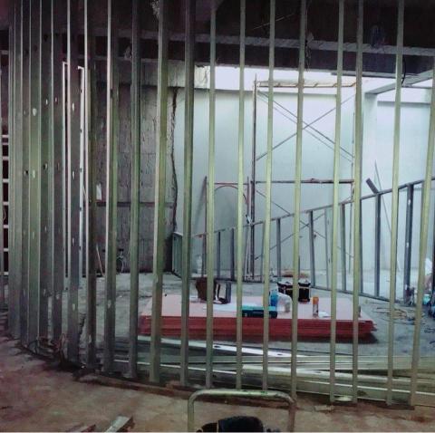 室內裝潢團隊 - 汽車旅館弧度型格間立柱完成