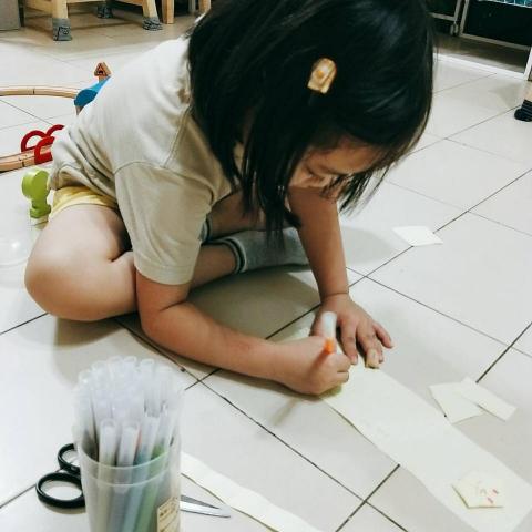 芸芸老師 - 陪伴姪女畫圖、玩遊戲