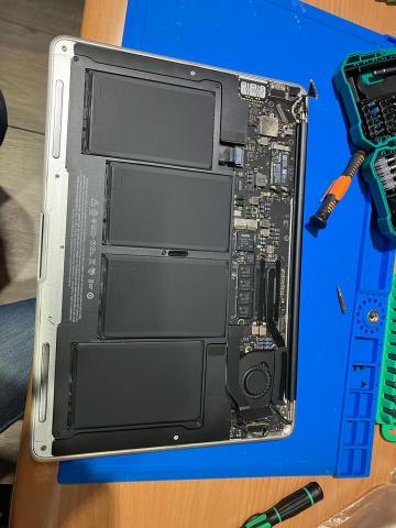 佳美資訊 - 更換 筆電  Macbook 電池 屏幕