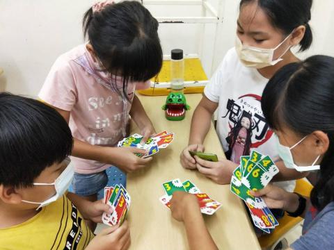 芸芸老師 - 課輔時間與孩子們玩桌遊