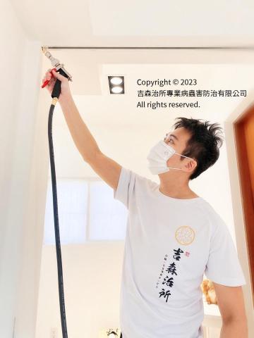 吉森治所除白蟻除蟲公司 - 【針對白蟻問題】

我們依具白蟻的習性在地板、天花板與各板材四周及適當間隔處，打入2mm細微孔洞，透過機器以高壓方式灌注藥劑，行成阻絕帶。並使用無趨避性的藥劑讓白蟻將藥劑帶回巢穴造成滅巢功效。

而微小的施作孔洞雖然工法較為繁複，但能較大程度減少對客戶裝潢的破壞，確保白蟻防治後客戶能盡速恢復日常生活。

吉森治所細心為您照顧每一個角落，防止您再受蟲害威脅，用具體行動為您開創美好永續的生活環境。