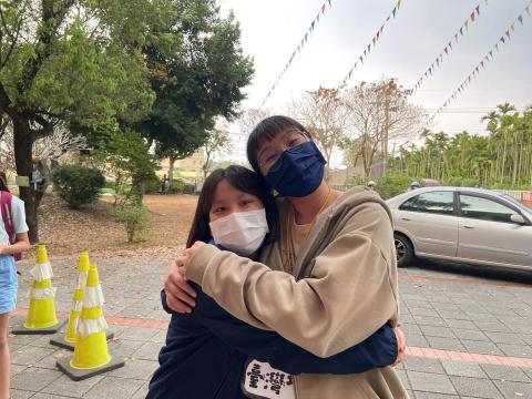 賴禹辰 - 去偏鄉小學服務小朋友時