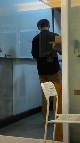 林暉盛 - 針對數學最愛白板上解題