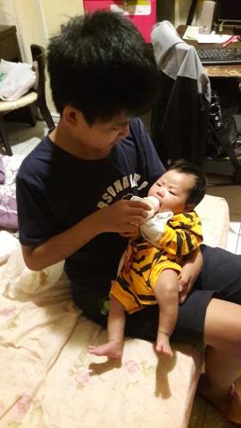 張政偉 - 嘗試自己餵奶給妹妹喝
