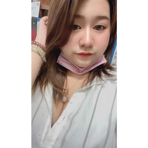 提供美髮剪刀服務的專家張悅軒