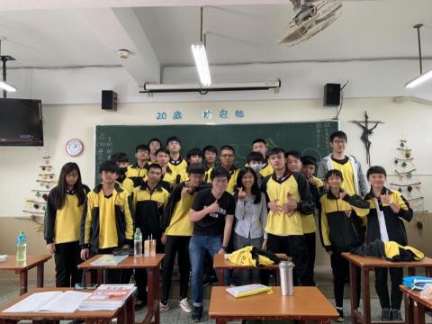 蔡老師 - 任教高中時期，與學生合影。