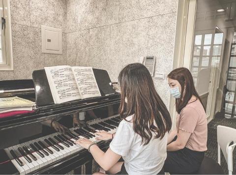 Leona 音樂工作室 - 成人鋼琴課程