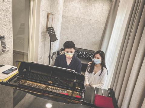 Leona 音樂工作室 - 成人鋼琴課程