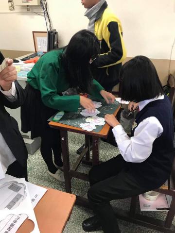 蔡老師 - 穿著高中（台中女中）制服，與學生們辦活動