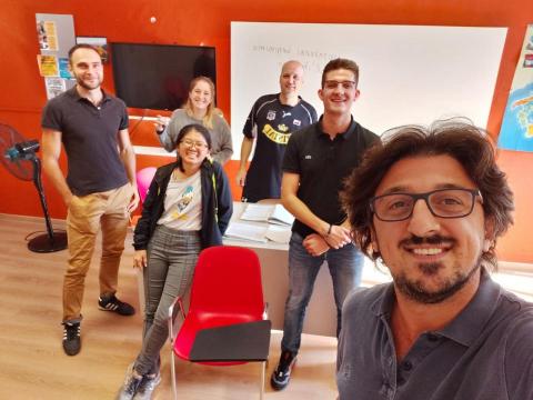 蔡老師 - 留學羅馬時期，在教室與同學合影。