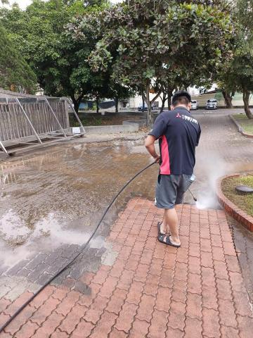 薛紘奇 - 青苔水刀清洗防滑 薛紘奇 - 青苔水刀清洗防滑