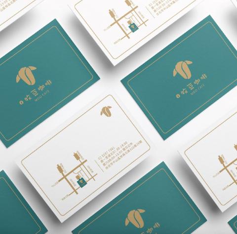 廿八設計|Ventotto Design - 牧豆咖啡 MOO CAFE| 品牌視覺 Branding
新品牌視覺依照其店內室內設計風格及創辦人的性格,有個性、溫暖和舒服為出發,彰顯品牌名稱,將整體設計扁平化。而設計概念以品牌名稱的兩個核心去進行- 咖啡豆和牧羊,整體 LOGO 以咖啡豆及棉羊相互呼應,也使品牌回到了咖啡最初的核心-咖啡豆。
新品牌視覺也使消費者能夠更直接地透過店名及品牌圖樣識別。 廿八設計|Ventotto Design - 牧豆咖啡 MOO CAFE| 品牌視覺 Branding
新品牌視覺依照其店內室內設計風格及創辦人的性格,有個性、溫暖和舒服為出發,彰顯品牌名稱,將整體設計扁平化。而設計概念以品牌名稱的兩個核心去進行- 咖啡豆和牧羊,整體 LOGO 以咖啡豆及棉羊相互呼應,也使品牌回到了咖啡最初的核心-咖啡豆。
新品牌視覺也使消費者能夠更直接地透過店名及品牌圖樣識別。