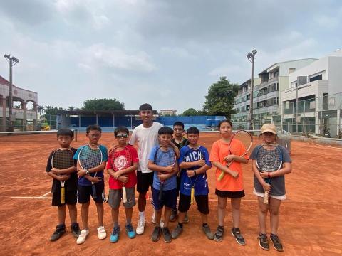 劉滾網球教學 - 龍潭國小網球隊