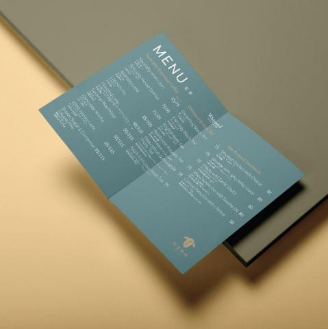 廿八設計|Ventotto Design - 牧豆咖啡 MOO CAFE| 品牌視覺 Branding
新品牌視覺依照其店內室內設計風格及創辦人的性格,有個性、溫暖和舒服為出發,彰顯品牌名稱,將整體設計扁平化。而設計概念以品牌名稱的兩個核心去進行- 咖啡豆和牧羊,整體 LOGO 以咖啡豆及棉羊相互呼應,也使品牌回到了咖啡最初的核心-咖啡豆。
新品牌視覺也使消費者能夠更直接地透過店名及品牌圖樣識別。 廿八設計|Ventotto Design - 牧豆咖啡 MOO CAFE| 品牌視覺 Branding
新品牌視覺依照其店內室內設計風格及創辦人的性格,有個性、溫暖和舒服為出發,彰顯品牌名稱,將整體設計扁平化。而設計概念以品牌名稱的兩個核心去進行- 咖啡豆和牧羊,整體 LOGO 以咖啡豆及棉羊相互呼應,也使品牌回到了咖啡最初的核心-咖啡豆。
新品牌視覺也使消費者能夠更直接地透過店名及品牌圖樣識別。