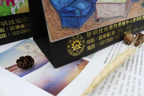 益盛多媒體印刷 - 燙金三角桌曆印刷(尺寸不限、紙張不限、後加工不限) 皆可討論規劃