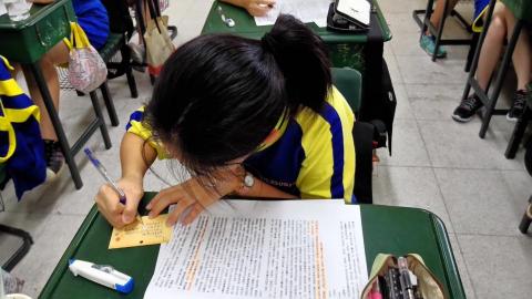 陳美伊 - 紀錄學生國文科課堂練習過程